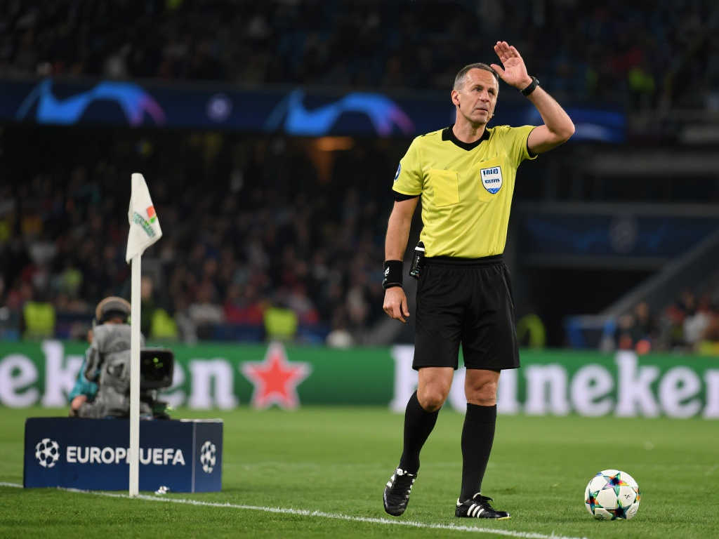 方禁区内的 方禁区内的